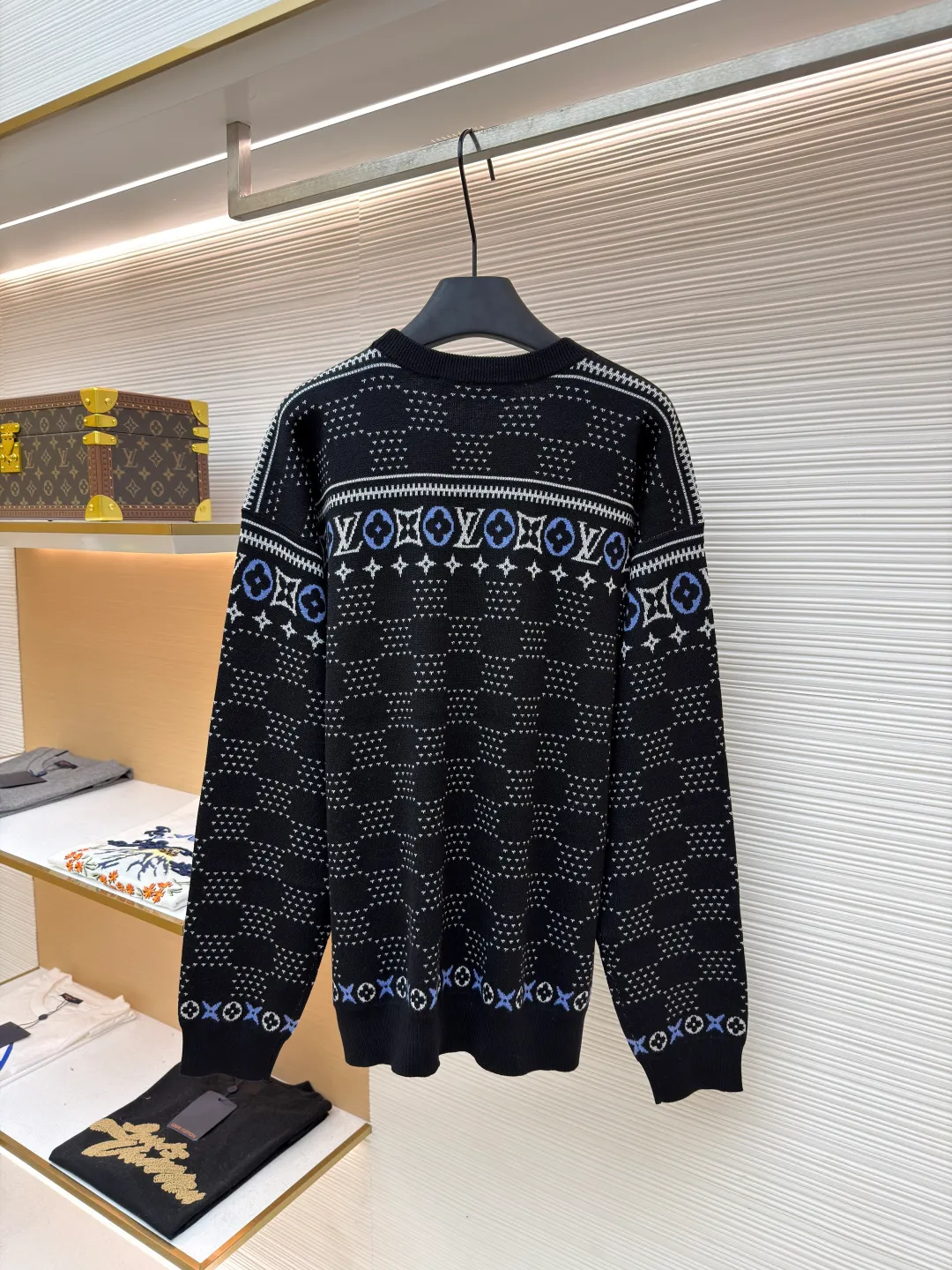 LOUIS VUITTON ski series jacquard knitted sweater ●Original version: purchased and developed for 12800 ●Item number: 1680728-B25 ●Fabric: sheep wool blended fabric ●Technology: jacquard texture ●Version: fitted version ●Size: XS-S-M-L ●Description: Made of custom-made sheep wool blend fabric, it outlines the classic pattern and brand logo jacquard texture on a deep background, and then reimagines the Fair Isle sweater with a soft dropped shoulder design, all-over LV Fair Isle jacquard, embellished with Damier and Monogram details, with Vuitton in the center The logo jacquard, ribbed collar, cuffs and hem can be matched with bottoms of the same season to create a fashionable look. It can be worn with a ski jacket or light up the bonfire to suit various occasions. Customized accessories, complete with three labels, same style for men and women!